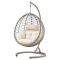 Chaise suspendue en rotin avec coussin crème